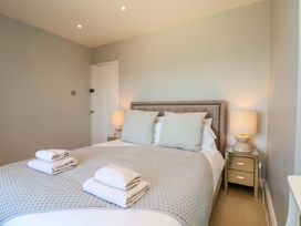 A bedroom with a bed and bedside tables at Voebroch in Lythe