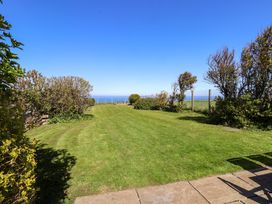 A garden with grass and hedges at Voebroch in Lythe