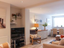 A living room with a television and dining area at Simples in Dartmouth