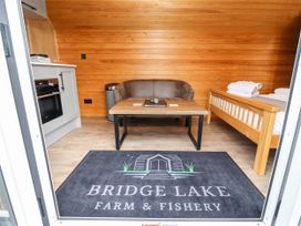 Willow Lodge At Bridge Lake Farm & Fishery - Cotswolds - 1057944 - thumbnail photo 4