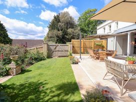 A garden with a table and chairs at Barnsley House Teignmouth