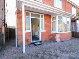 4 Dorothy Avenue - Lincolnshire - 1058228 - thumbnail photo 2