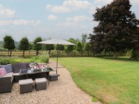 A garden with outdoor seating and a table at Garden View in Wellington
