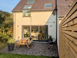 A garden with a picnic table and planter at Hen Gapel Waunfawr, Gwynedd