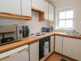 A kitchen with a stove, microwave, and sink at Walkers Retreat in Keswick
