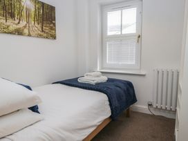 A bedroom with a bed and towels at Walkers Retreat in Keswick