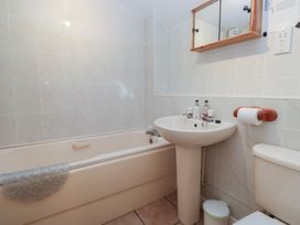 A bathroom featuring a bathtub, sink, and toilet at Walkers Retreat, Keswick
