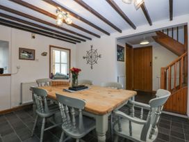 A dining room with a table and chairs at Ty Gwennol in Llanfaethlu