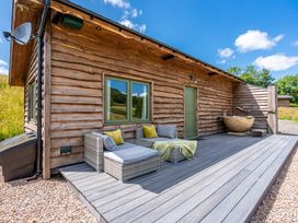 An outdoor area with seating and a stone basin at Birch Banc Retreats - Llanidloes