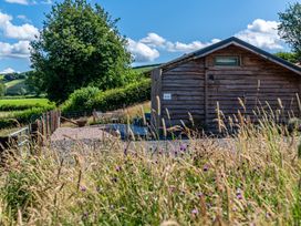 A cabin in a grassy area at Birch Banc Retreats - Bedw Llanidloes