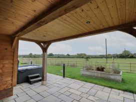 Hallgarth Farm Holiday Lodge - Cotswolds - 1061408 - thumbnail photo 2