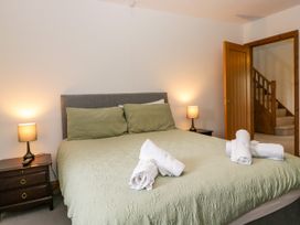 A bedroom with a bed and bedside lamps at Sherriff, Troutbeck, near Keswick