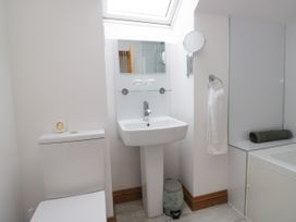 A bathroom with a toilet, wash basin, and bathtub at Sherriff, Troutbeck, near Keswick