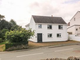 A house with a driveway and garden at Afallon in Llanbedrog