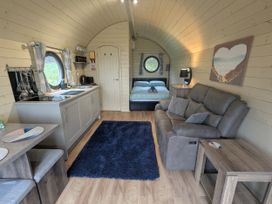 A studio with a kitchen unit and bed at Stapeley Pod White Grit near Chirbury