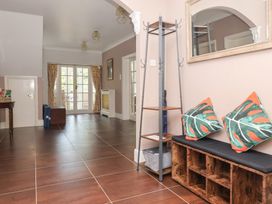 An entrance hall with a coat rack and a bench at Raincliffe Manor in Scarborough