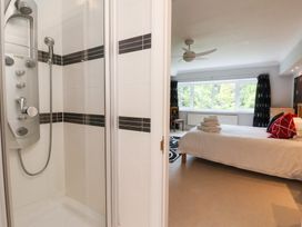 A bedroom with a shower unit and bed at Raincliffe Manor in Scarborough