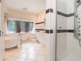 A bathroom with a bathtub, toilet, and sink at Raincliffe Manor in Scarborough