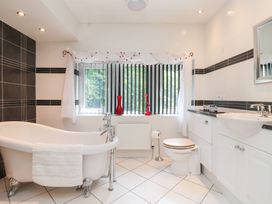 A bathroom with a bathtub, toilet, and sink at Raincliffe Manor in Scarborough