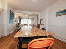 A dining room with a large table and chairs at The Three Tees in Newquay