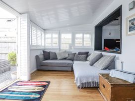 A snug with a couch and pillows at The Three Tees in Newquay