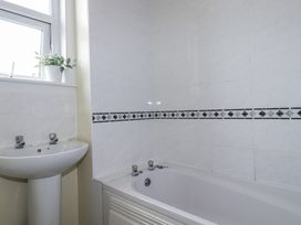 A bathroom with a bathtub and sink at The Three Tees in Newquay