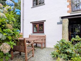 An outdoor area with seating and plants at Beech Cottage in Warbstow