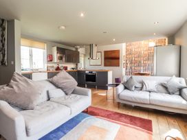 Jasmine - Kent & Sussex - 1062598 - thumbnail photo 5