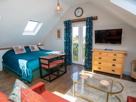 A bedroom with a bed and furniture at Garden View Apartment in Kingsbridge
