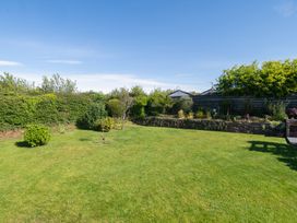 A garden with grass and hedges at Garden View Apartment in Kingsbridge