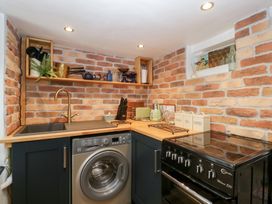 A kitchen with washing machine and oven at Avonmede Tewkesbury
