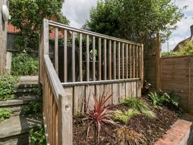 A garden with steps and wooden railing at Avonmede in Tewkesbury