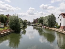 A river with boats and trees at Avonmede in Tewkesbury
