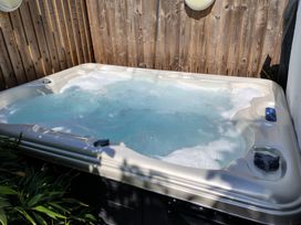 A hot tub in a backyard at Avonmede in Tewkesbury