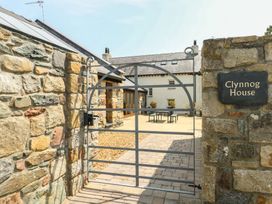A gated entryway with a stone wall at Clynnog House in Dwyran near Newborough