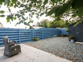 A garden with gravel and a chair at Cosy Cottage in Llandegfan near Menai Bridge