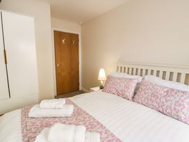 Ocean View Apartment - North Wales - 1066096 - thumbnail photo 16