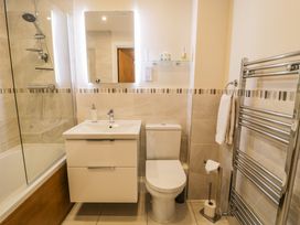 Ocean View Apartment - North Wales - 1066096 - thumbnail photo 18