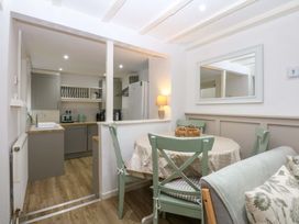 A kitchen with seating area at 27 Kingshead Street Pwllheli