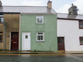 A green house with door and windows at 27 Kingshead Street Pwllheli