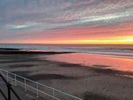 Sea Front Apartment - North Yorkshire (incl. Whitby) - 1066808 - thumbnail photo 18