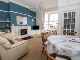 Sea Front Apartment - North Yorkshire (incl. Whitby) - 1066808 - thumbnail photo 3