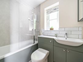 A bathroom with a bathtub, toilet, and sink at Tyn Y Ffynnon in Betws-Y-Coed