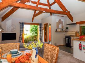 A living room with a dining area and kitchen at Little Torr in Drewsteignton