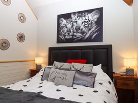 A bedroom with a bed and bedside tables at Little Torr in Drewsteignton
