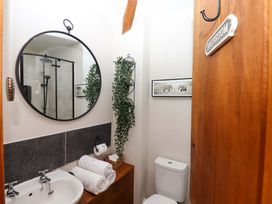 A bathroom with sink and toilet at Little Torr in Drewsteignton