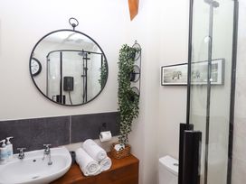 A bathroom with a shower, sink, and toilet at Little Torr in Drewsteignton