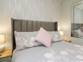 A bedroom with a bed and bedside lamps at Badgers Hollow Lodge, Grasmere 30, White Cross Bay near Windermere