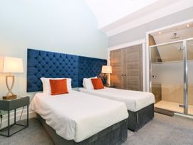 A bedroom with twin beds and an ensuite shower at Thornbury in Barnard's Green, Malvern