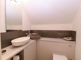 A bathroom with a washbasin and towels at Thornbury, Barnard's Green, Malvern